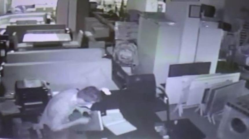 Hırsızlık Anı G&uuml;venlik Kamerasına Yansıdı