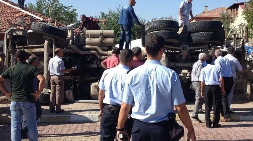 Freni Patlayan Beton Mikseri Eve &Ccedil;arptı: 1 Yaralı
