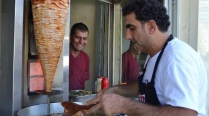 Ekmek Parası İ&ccedil;in Kavurucu Ateşte &Ccedil;alışıyor