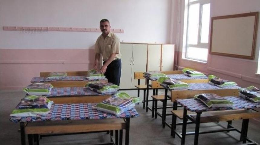 Ders Kitapları Okul Sıralarında