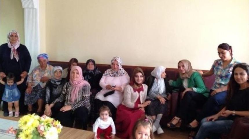 Ak Partili Kadınlardan Huzurevine Ziyaret