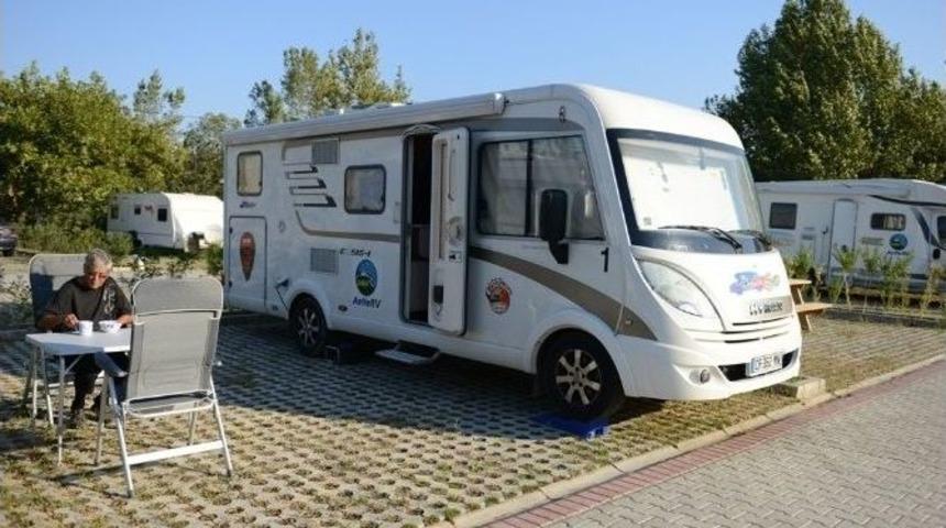 Nil&uuml;fer Kamp Ve Karavan Tesislerine B&uuml;y&uuml;k İlgi