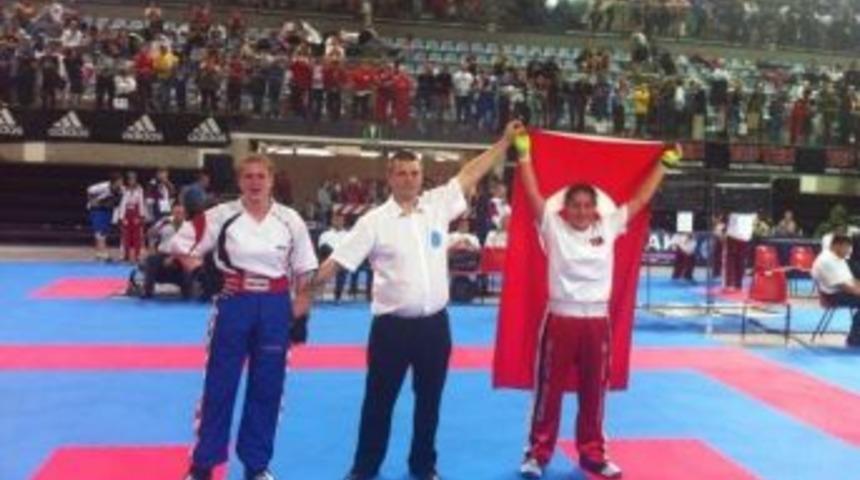 D&uuml;nya Kick Boks Şampiyonası&rsquo;nda İlk Altın Selcan Tanrıverdi&rsquo;den
