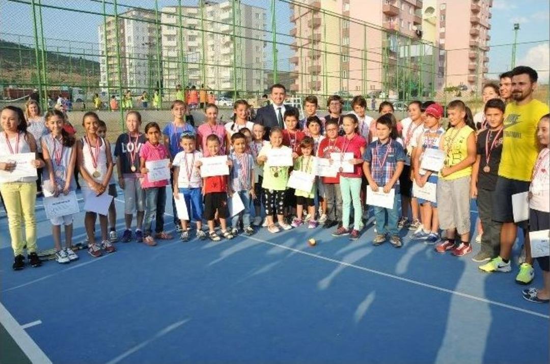 Tenis Turnuvası Şampiyonları Madalyalarını Başkan Bakıcı&rsquo;dan Aldı