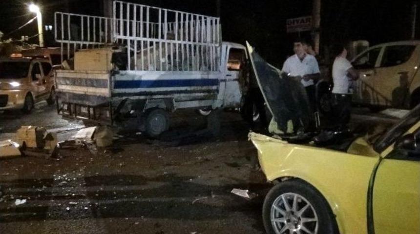 Otomobil, Kağıt Toplama Kamyonetine Çarptı: 2 Yaralı