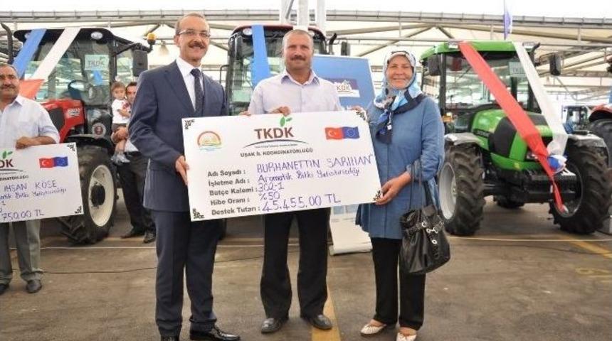 Uşaklı &Ccedil;ift&ccedil;ilere Tkdk Tarafından 146 Trakt&ouml;r Teslim Edildi