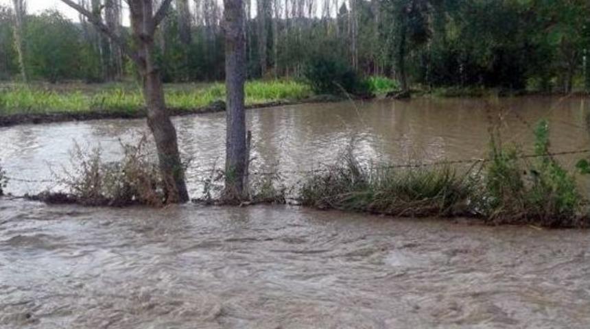 Emet&rsquo;te Ekili Alanları Sel Ve Dolu Vurdu