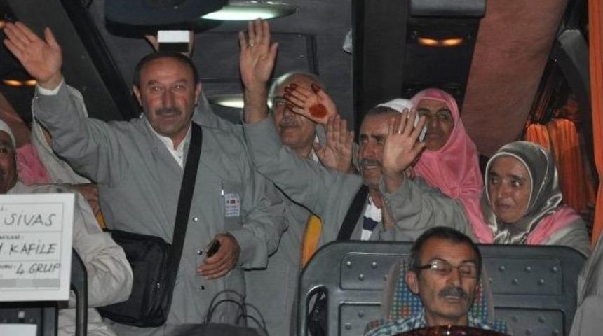 Sivas&rsquo;ta İlk Hacı Kafilesi Kutsal Topraklara Uğurlandı