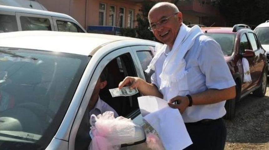 Belediye Başkanı D&uuml;ğ&uuml;n Konvoyunun &Ouml;n&uuml;n&uuml; Kesti