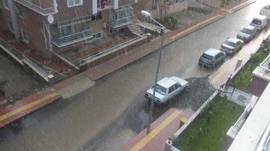 5 Dakikalık Sağanak, Sokağı G&ouml;le &Ccedil;evirdi