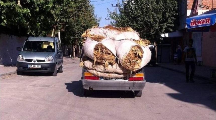 Otomobile Yüklenen Aşırı Yük Hayrete Düşürdü