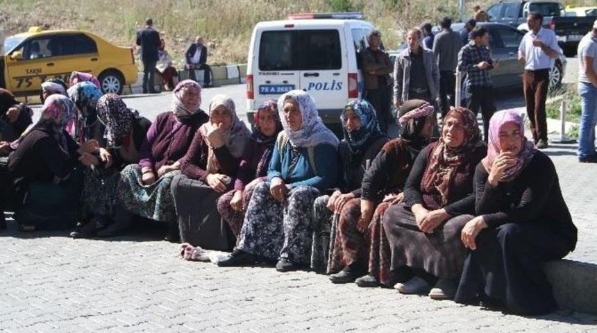 Kamyonet Şarampole Yuvarlandı: 1 Ölü, 2 Yaralı