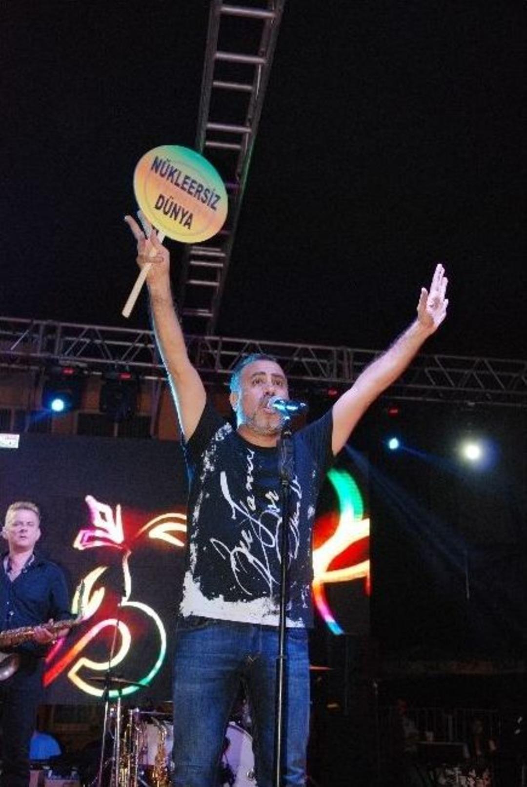 Haluk Levent, Silifke Konserine "n&uuml;kleersiz D&uuml;nya" Pankartıyla &Ccedil;ıktı