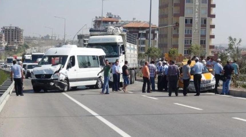 Hatay&rsquo;da Zincirleme Trafik Kazası: 20 Yaralı