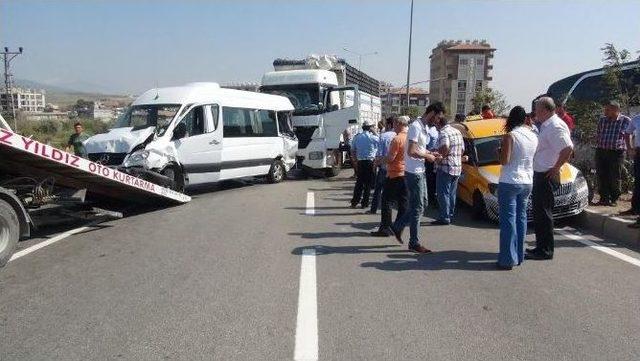 Hatay’da Zincirleme Trafik Kazası: 20 Yaralı