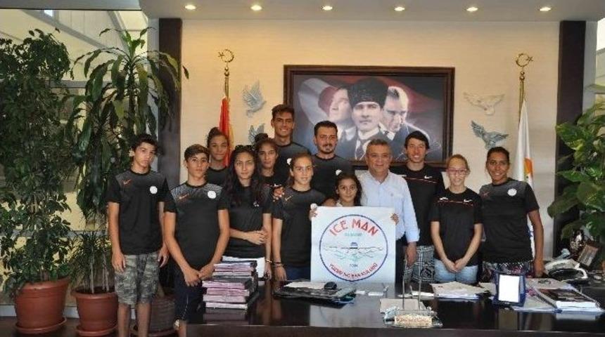 Kuşadalı Y&uuml;z&uuml;c&uuml;lerden Başkan Kayalı&rsquo;ya Ziyaret