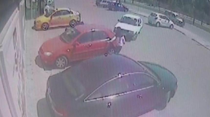 Araçtaki Çantaları Birkaç Saniyede Çaldılar