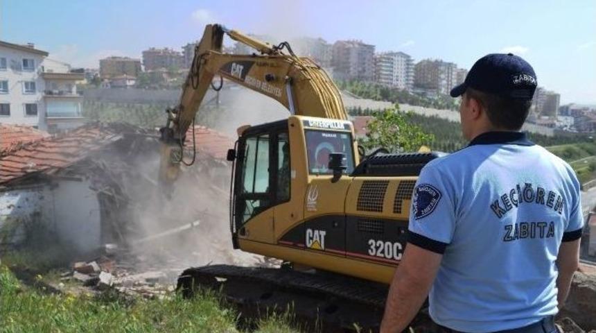 Ke&ccedil;i&ouml;ren&rsquo;de Metruk Binalar Yıkılıyor