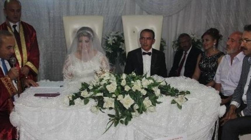 Ak Parti&rsquo;li &Uuml;nal, Yeğeninin Nikah Şahidi Oldu