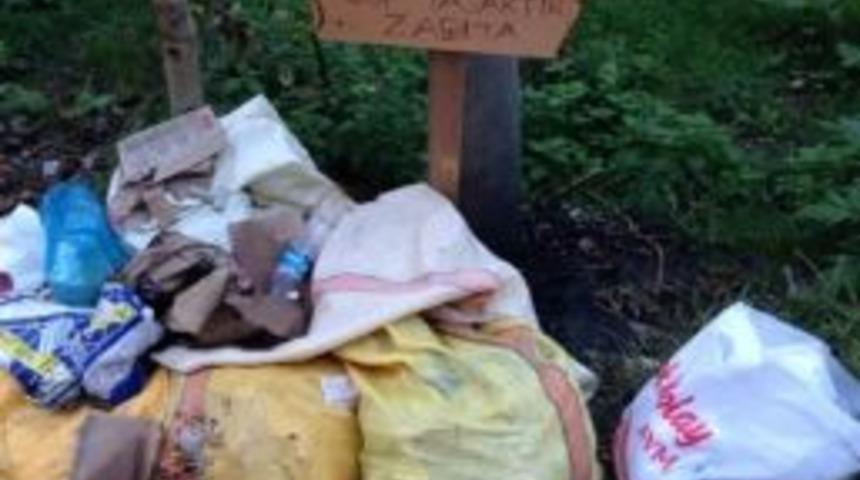 Yasak Tabelasının Altına Bile &Ccedil;&ouml;p D&ouml;k&uuml;yorlar