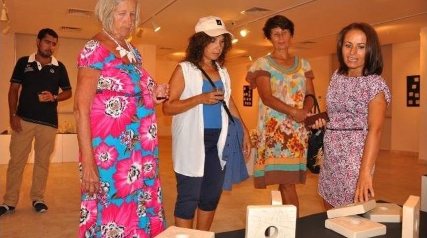 Halide Okumuş&rsquo;un &ldquo;1 Mi B&uuml;y&uuml;k 6 Mı?&rdquo; Sergisi G&ouml;r&uuml;c&uuml;ye &Ccedil;ıktı