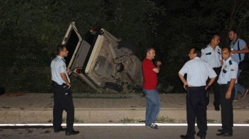 Takla Atan Otomobil &Ccedil;alılığa U&ccedil;tu: 2 Yaralı