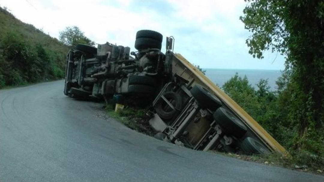 (&ouml;zel Haber) Virajı Alamayan Taş Y&uuml;kl&uuml; Tır Devrildi