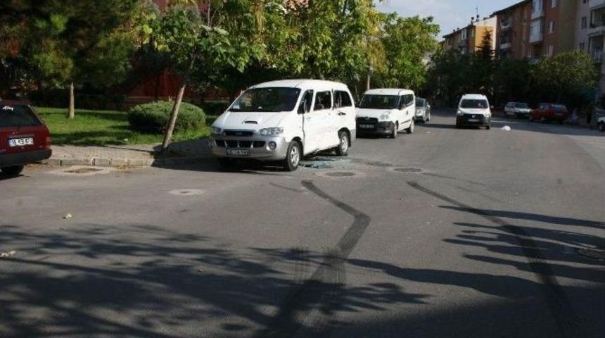 (özel Haber) Otobüs İle Minibüs Çarpıştı: 13 Yaralı