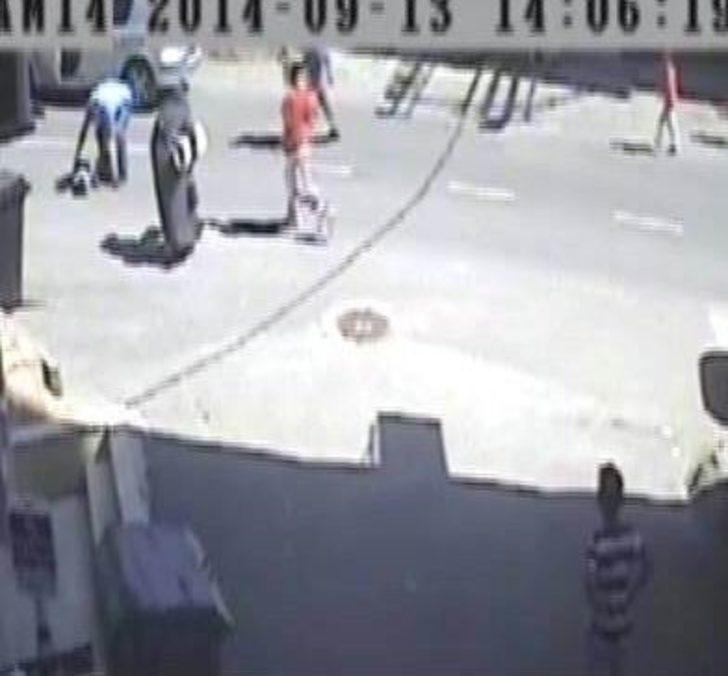 (özel Haber) Yolun Karşısına Geçmek İsteyen 5 Yaşındaki Çocuğa Otomobil Çarptı G5