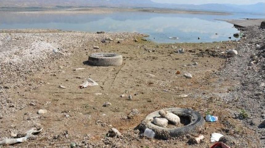 Karakaya Barajı&rsquo;nda Sular &Ccedil;ekildi