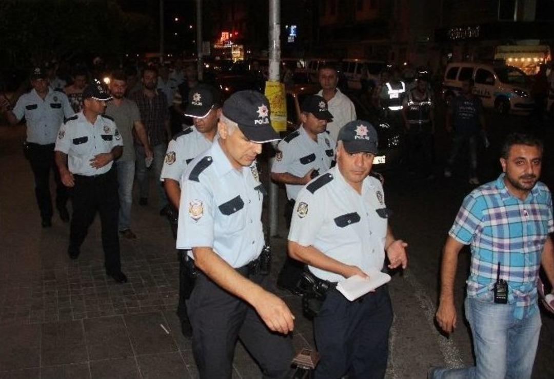 Bin Polis Ve Narkotik K&ouml;pekleriyle Barlarda Uyuşturucu Uygulaması