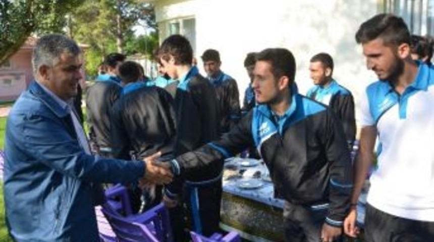 Başkan &Ouml;zg&uuml;ven Ereğlisporlu Futbolcularla Buluştu