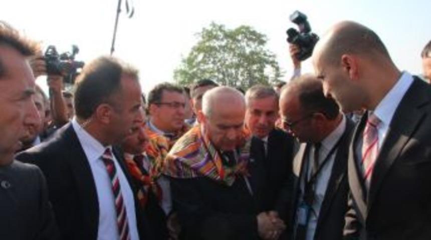 S&ouml;ğ&uuml;t Şenliklerinde T&uuml;rbe Ziyaretine Giden Bah&ccedil;eli, Başbakan Davutoğlu&rsquo;nun T&uuml;rbeye Girmesini Bekledi