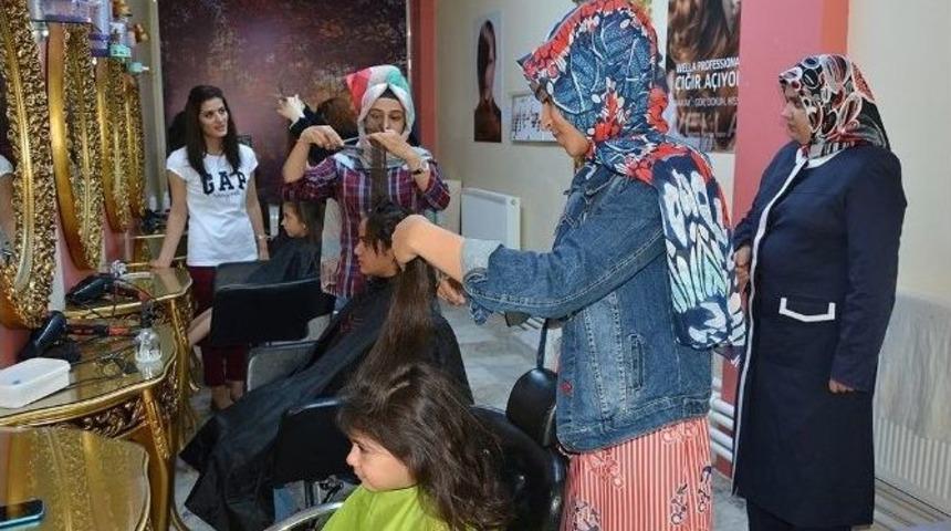 Belediyeden 300 &Ouml;ğrenciye Sa&ccedil; Kesimi