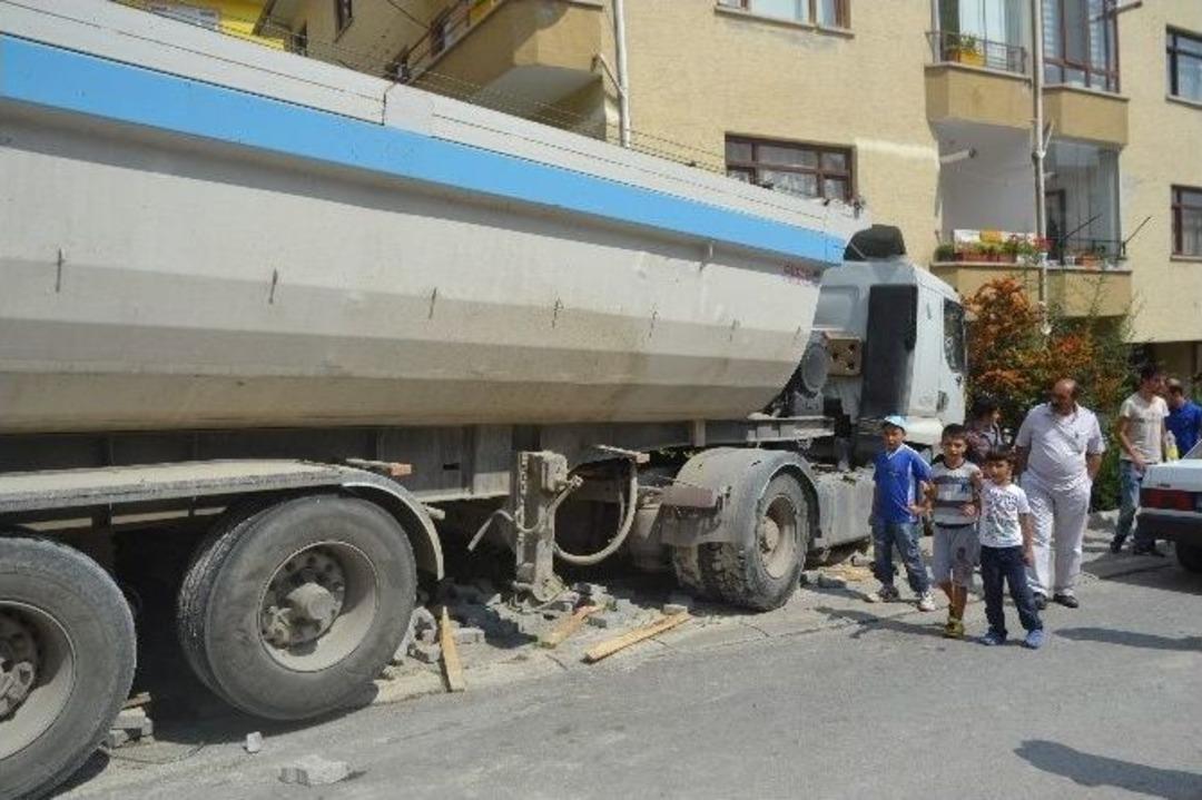 Başkent&rsquo;te Freni Boşalan Tır Dehşet Sa&ccedil;tı