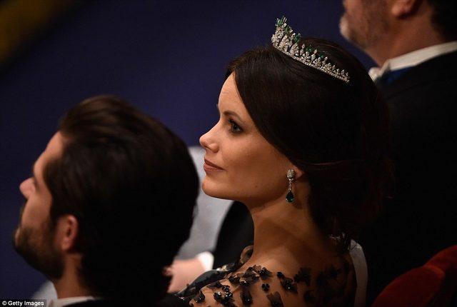 Nobel &Ouml;d&uuml;l T&ouml;reni nde kraliyet şıklığı 2