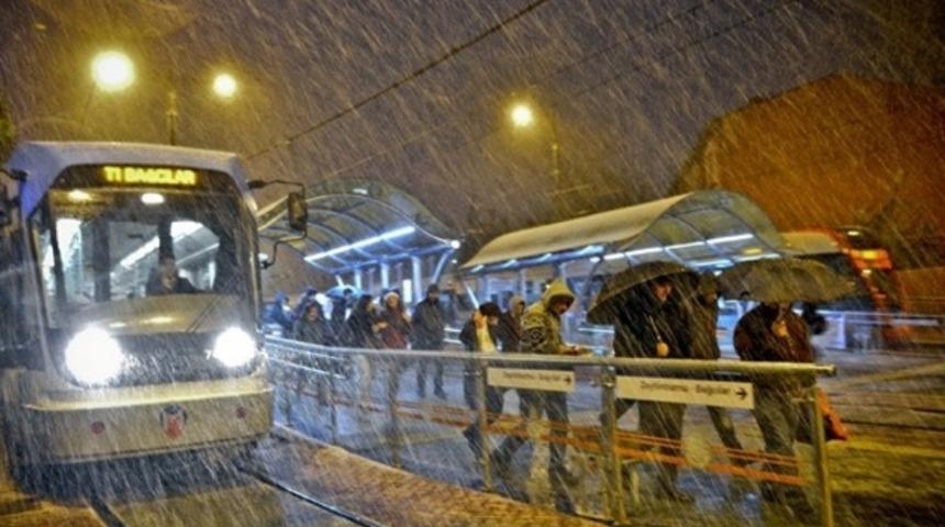 Kar yolları kapadı