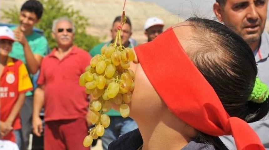 En Hızlı &Uuml;z&uuml;m Yeme Yarışmasında G&ouml;zleri Kapalı &Uuml;z&uuml;m Yediler