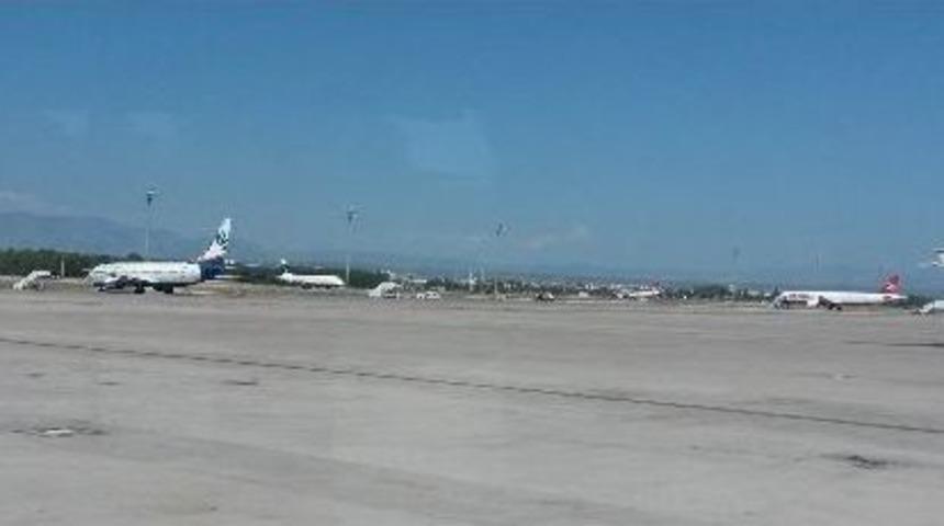 Motoru Arızalanan U&ccedil;ak Diyarbakır&rsquo;a 7 Saat Sonra İndi