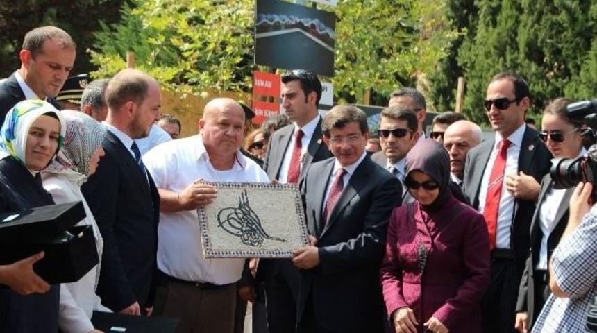 Başbakan Davutoğlu, Şeyh Edebali T&uuml;rbesini Ziyaret Etti