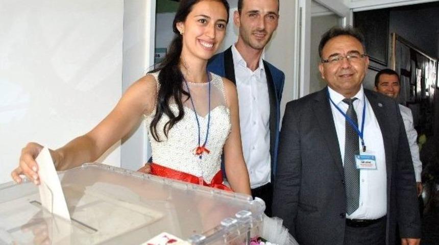 (&ouml;zel Haber) Oy Kullanmaya Gelinliğiyle Geldi