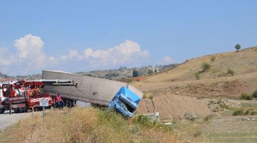 Tosya D-100 Karayolunda Minib&uuml;sle Tır &Ccedil;arpıştı
