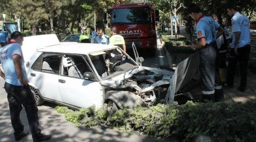 Kaldırıma &Ccedil;arpan Otomobil Karşı Şeride Ge&ccedil;ti