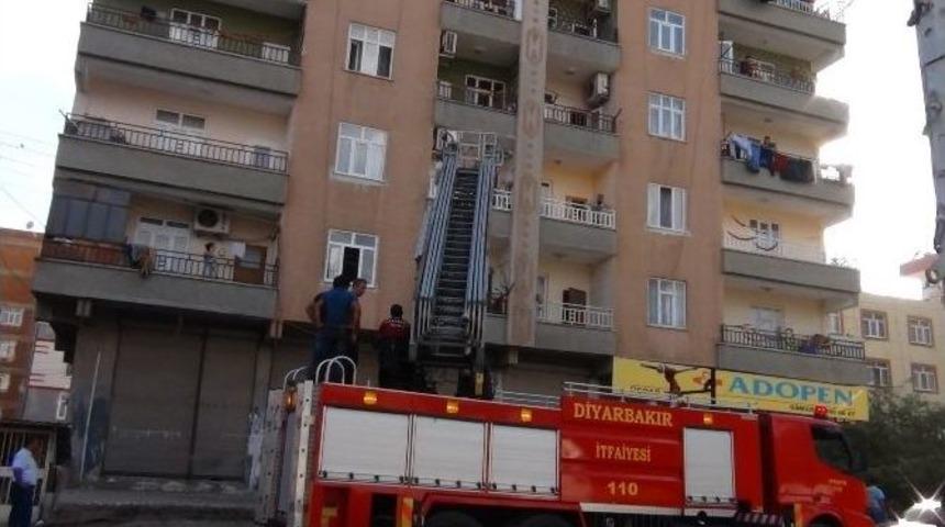 Bonzai Krizine Giren Gen&ccedil;, Annesini Ve Kardeşlerini Evde Rehin Aldı