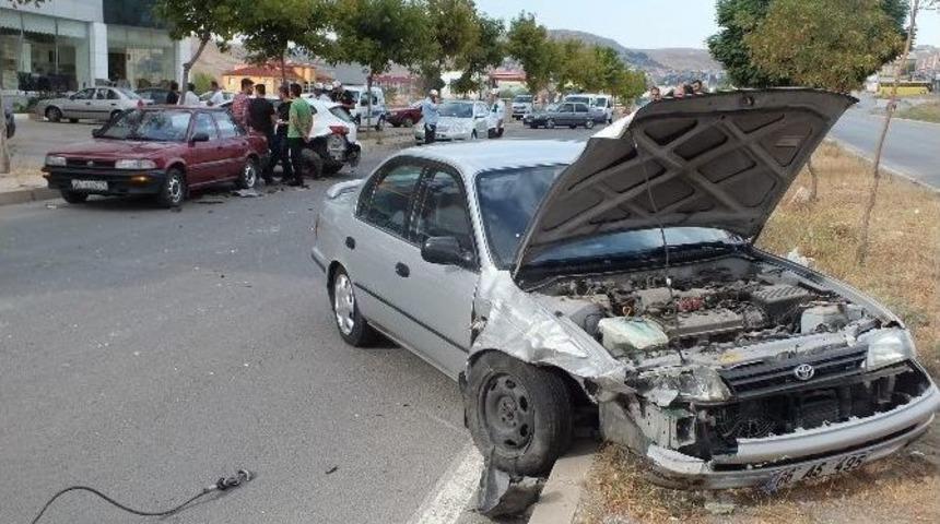 Yozgat&rsquo;ta Zincirleme Trafik Kazası: 2 Yaralı