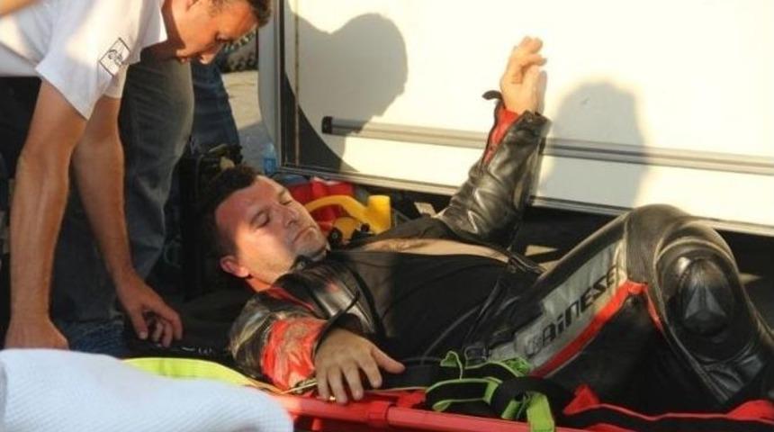 Motosikletini Park Ederken D&uuml;şen Yarışmacı Hastanelik Oldu