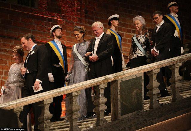 Nobel &Ouml;d&uuml;l T&ouml;reni nde kraliyet şıklığı 12