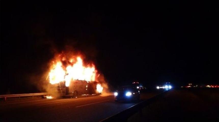 Yolcu Otob&uuml;s&uuml; Alev Alev Yandı