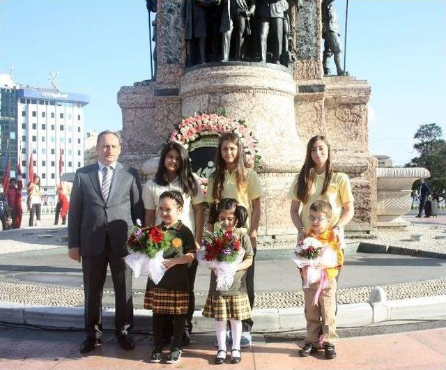 Taksim’de İlköğretim Haftası Töreni