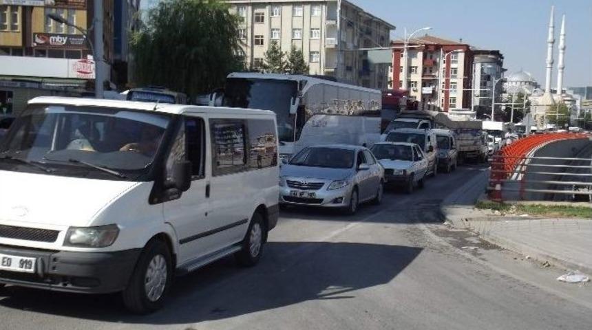 Okulların A&ccedil;ıldığı İlk G&uuml;nde Trafik Karmaşası Yaşandı
